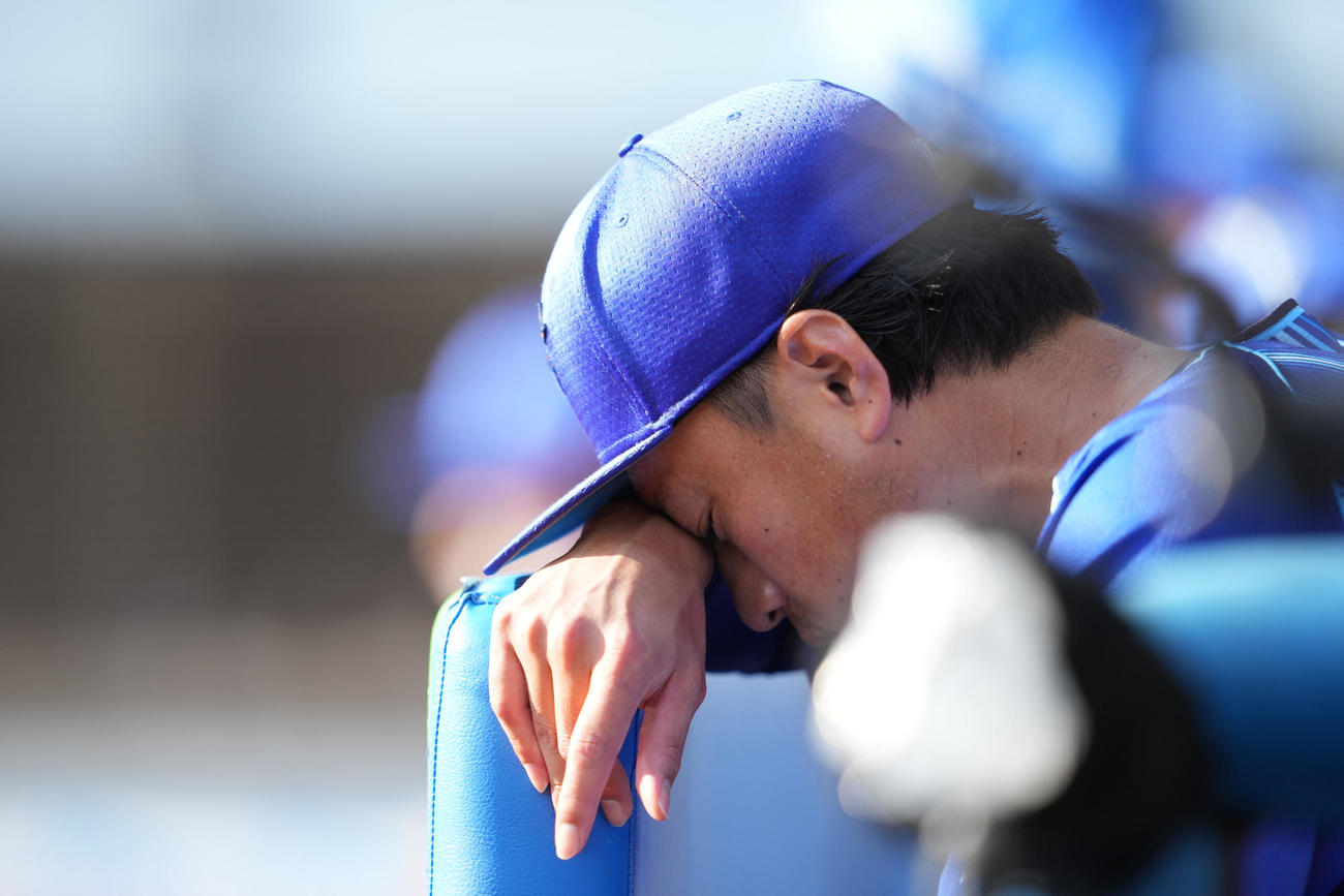 ロッテ対DeNA 6回裏途中で降板し、ベンチでうつむくDeNA石田（撮影・鈴木みどり）