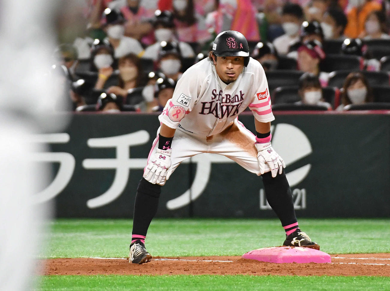 ソフトバンク対ヤクルト　3回裏ソフトバンク無死一塁、けん制セーフの判定に高津監督からリクエストを要求され、映像の確認中に険しい表情を見せる松田（撮影・岩下翔太）