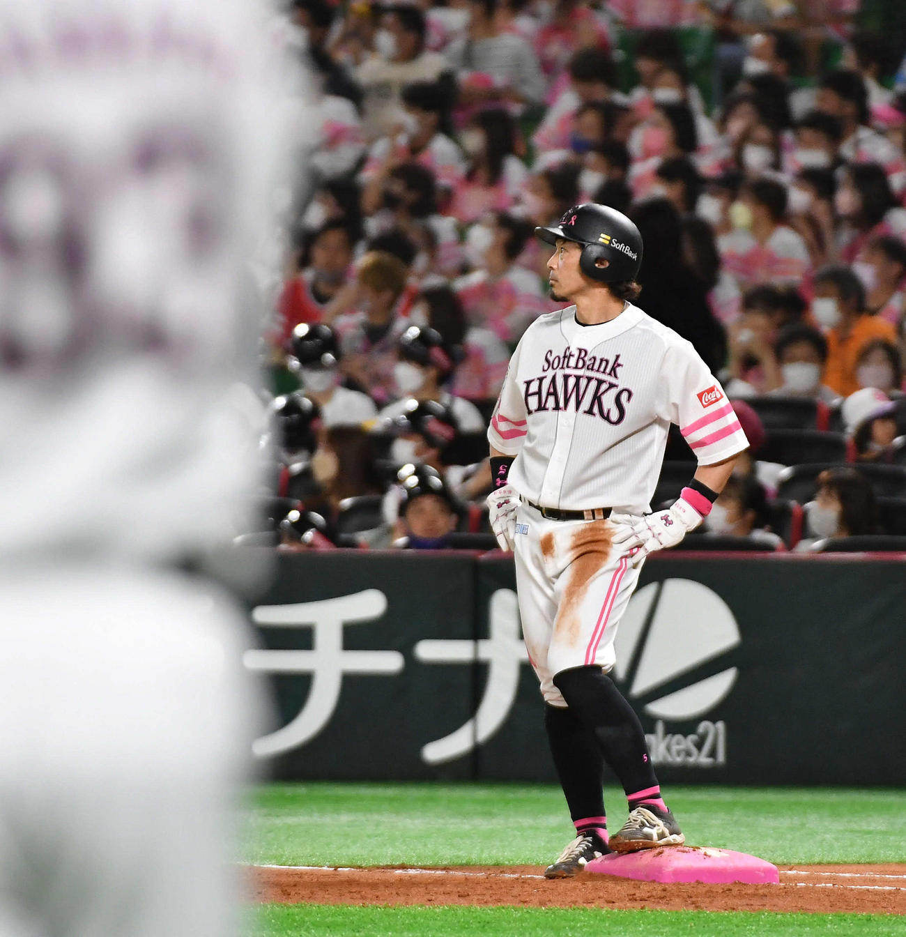 ソフトバンク対ヤクルト　3回裏ソフトバンク無死一塁、けん制セーフの判定にヤクルト高津監督からリクエストを要求され、場内に流される映像を見つめる松田（撮影・岩下翔太）