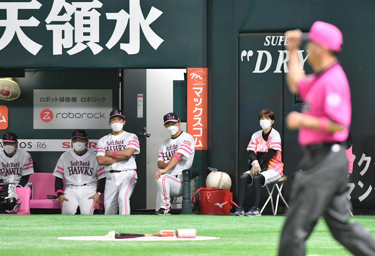 ソフトバンク対ヤクルト　3回裏ソフトバンク無死一塁、一塁走者・松田のけん制帰塁セーフの判定で、ヤクルト高津監督からのリクエストで判定が覆り、厳しい表情を見せるソフトバンク藤本監督（左から2人目）とコーチ陣（撮影・岩下翔太）