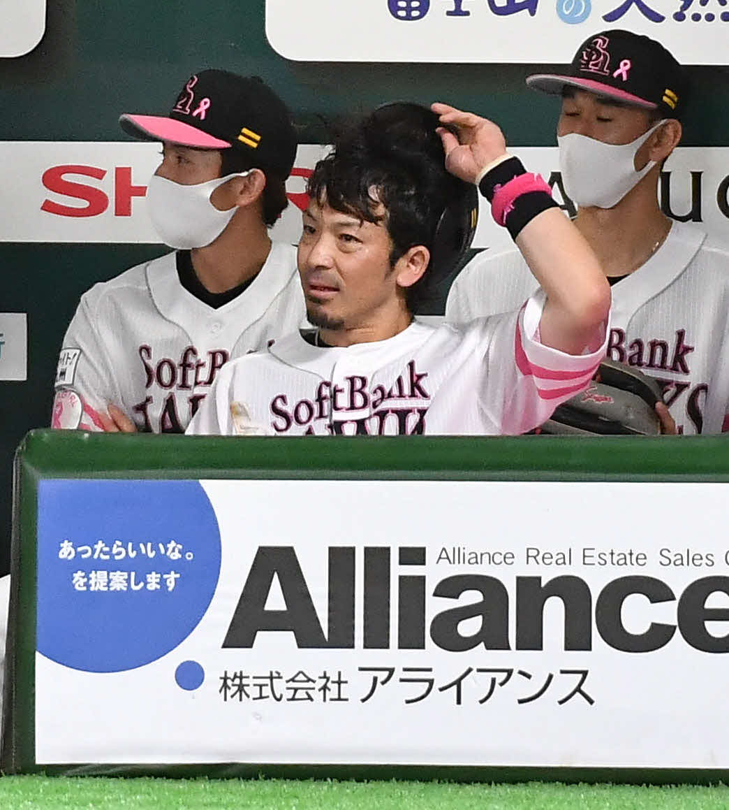 ソフトバンク対ヤクルト　3回裏ソフトバンク無死一塁、けん制セーフの判定がヤクルト高津監督からのリクエストで判定が覆ってアウトとなり、ベンチで悔しそうな表情を見せる松田（撮影・岩下翔太）
