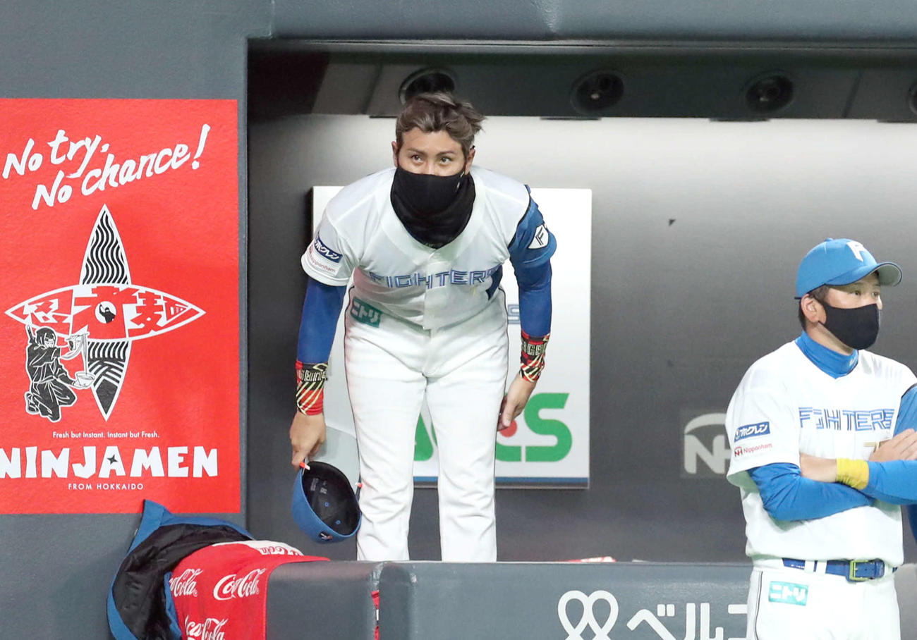 中日ベンチに深々と一礼をする日本ハム新庄剛志監督（撮影・佐藤翔太）