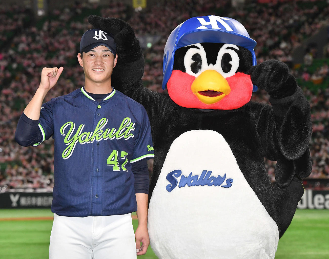 ソフトバンク対ヤクルト　完封勝利を挙げ、つば九郎と一緒に笑顔でガッツポーズする高橋（撮影・岩下翔太）