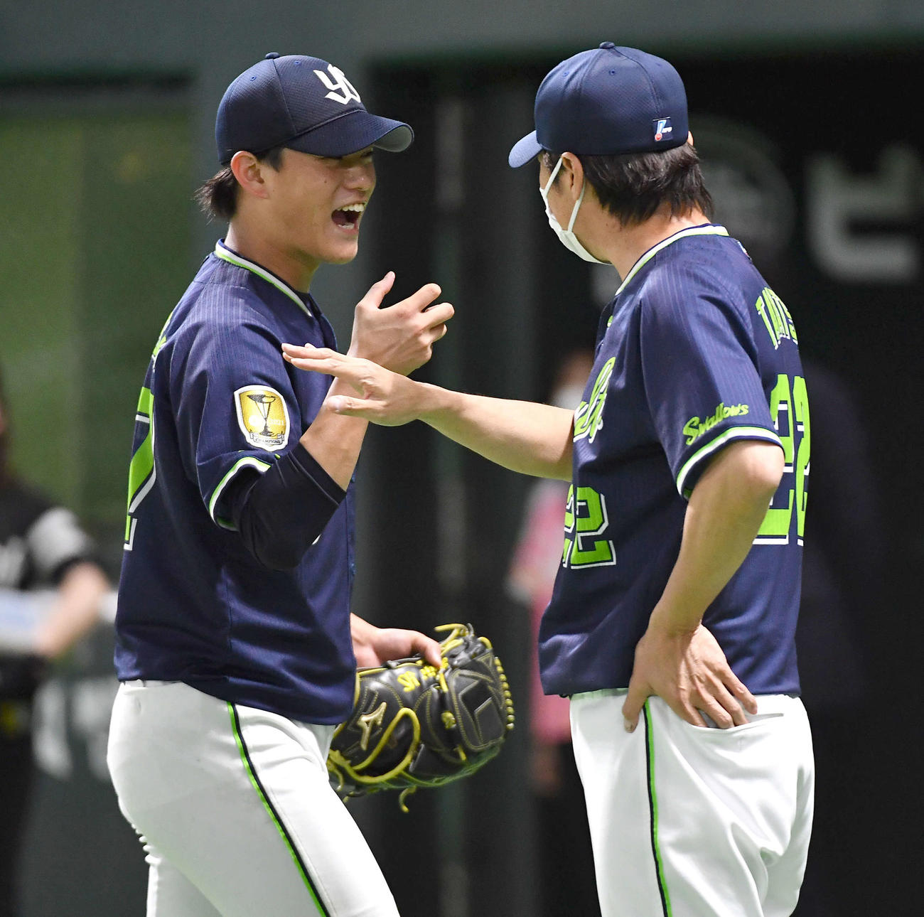 ソフトバンク対ヤクルト　完封勝利を挙げた高橋（左）は高津監督に迎えられて笑顔を見せる（撮影・岩下翔太）