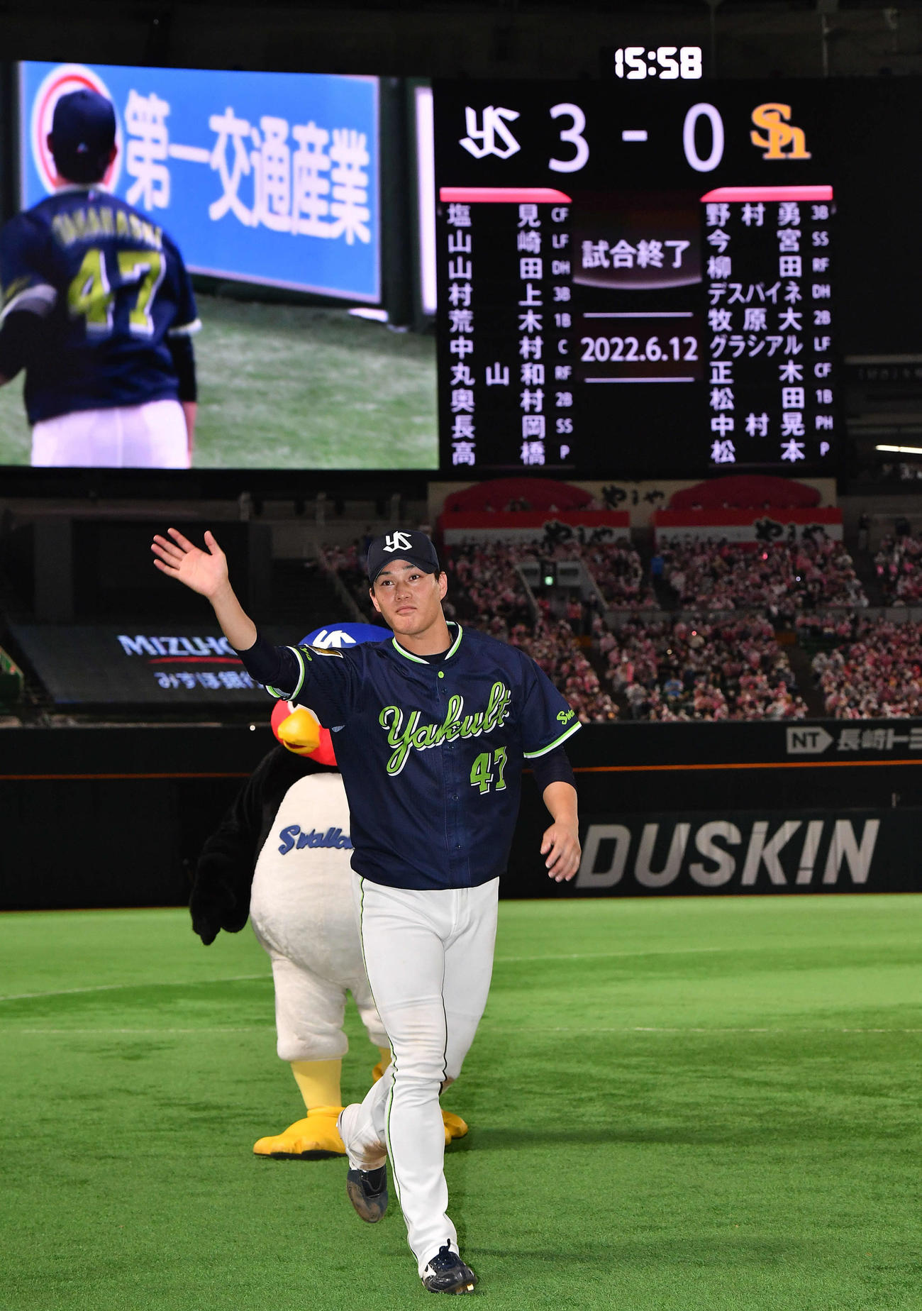 ソフトバンク対ヤクルト　完封勝利を挙げ、ファンに手を振りながら引き揚げる高橋（撮影・岩下翔太）