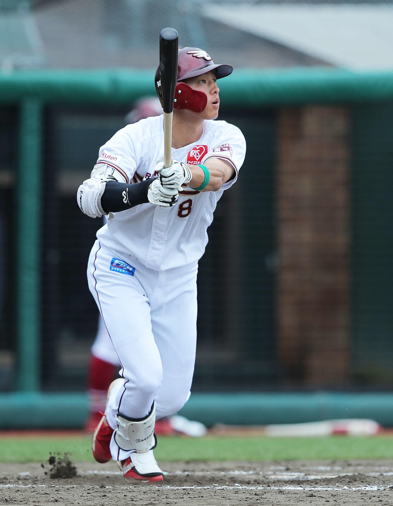 楽天対巨人　2回裏楽天2死一、二塁、右中間に3点本塁打を放つ辰己（撮影・河田真司）
