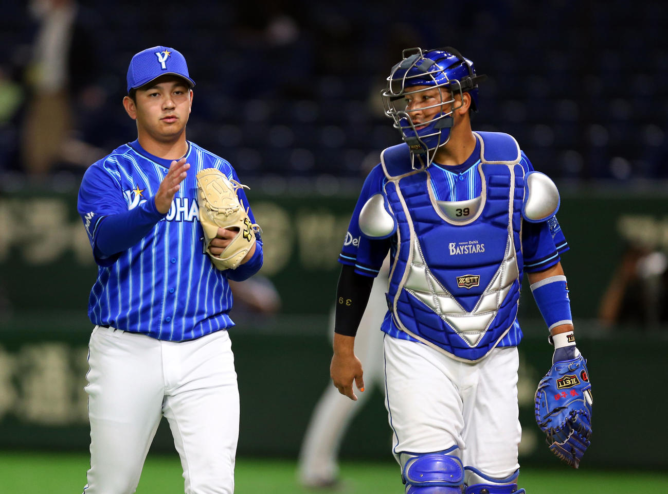 DeNA嶺井（右）と山崎（2020年6月11日撮影）