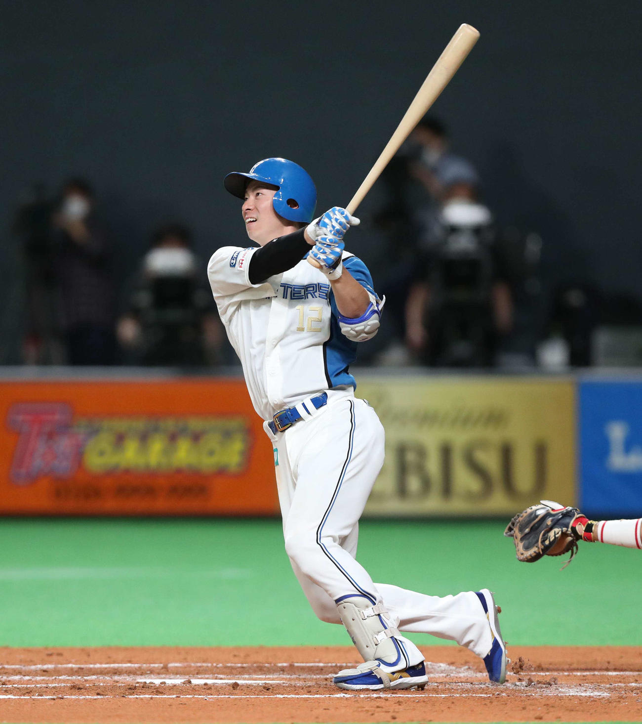 日本ハム対中日　3回裏日本ハム2死二塁、左越え適時二塁打を放つ松本剛（撮影・黒川智章）