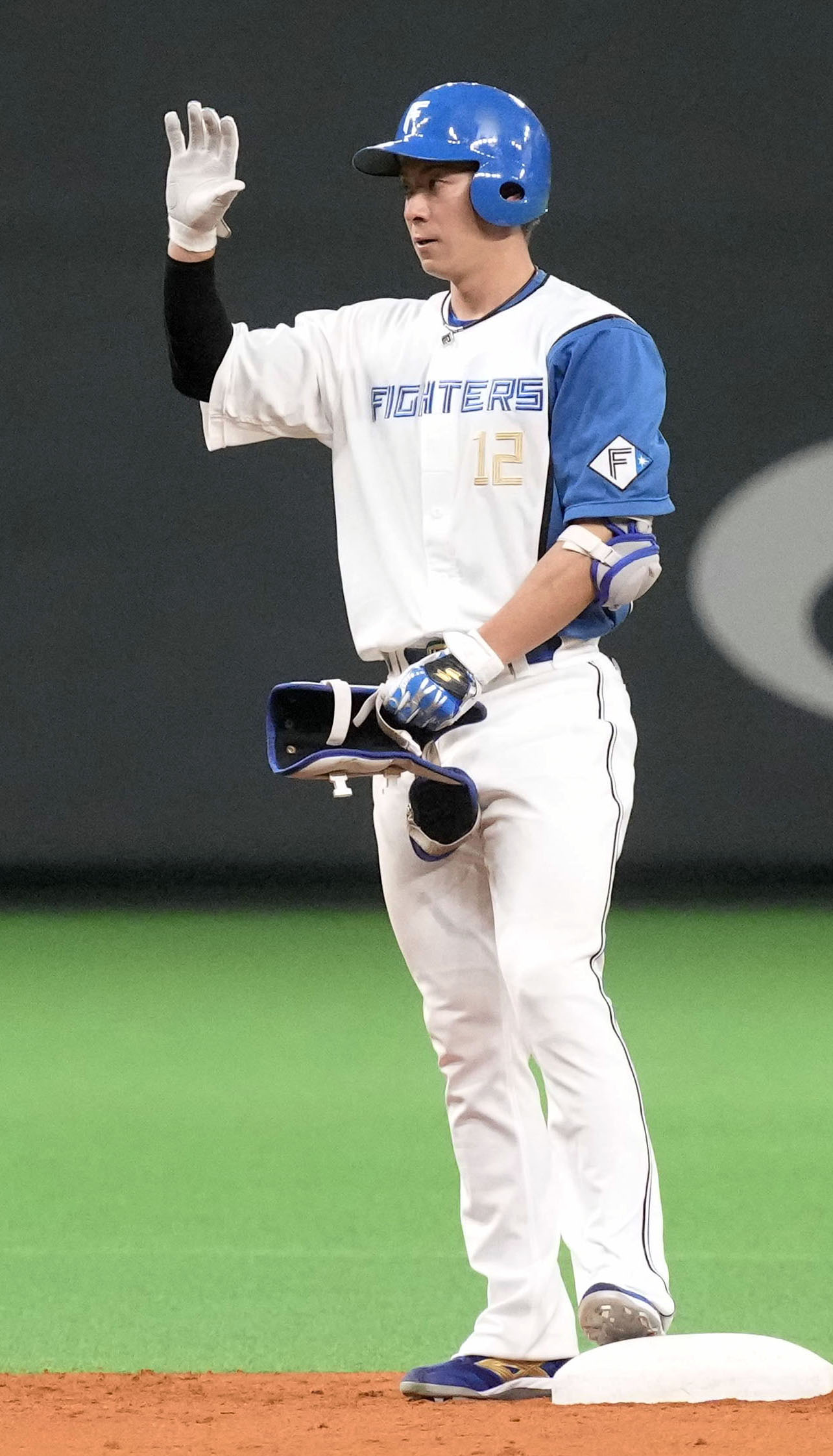 3回、先制二塁打を放った日本ハム松本はベンチに向かって「ゴウ・ポーズ」