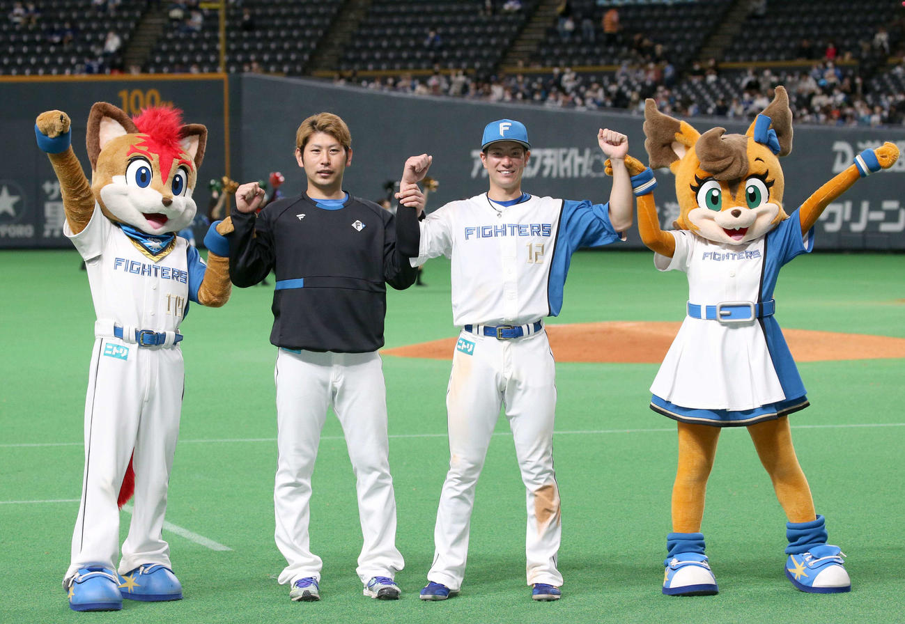 日本ハム対中日　試合後、ガッツポーズの加藤（左）と松本剛（撮影・黒川智章）