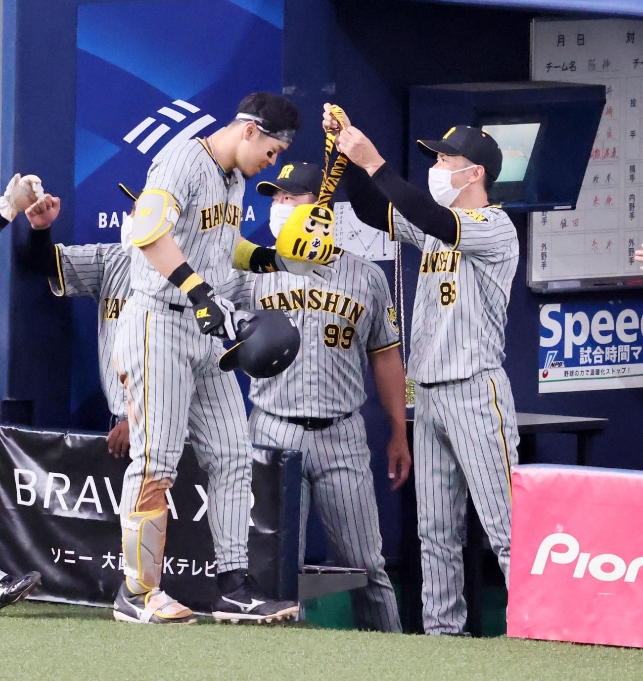 オリックス対阪神　9回表阪神1死一、二塁、佐藤輝（左）は右越え3点本塁打を放ち矢野監督からメダルをかけてもらう（撮影・加藤哉）