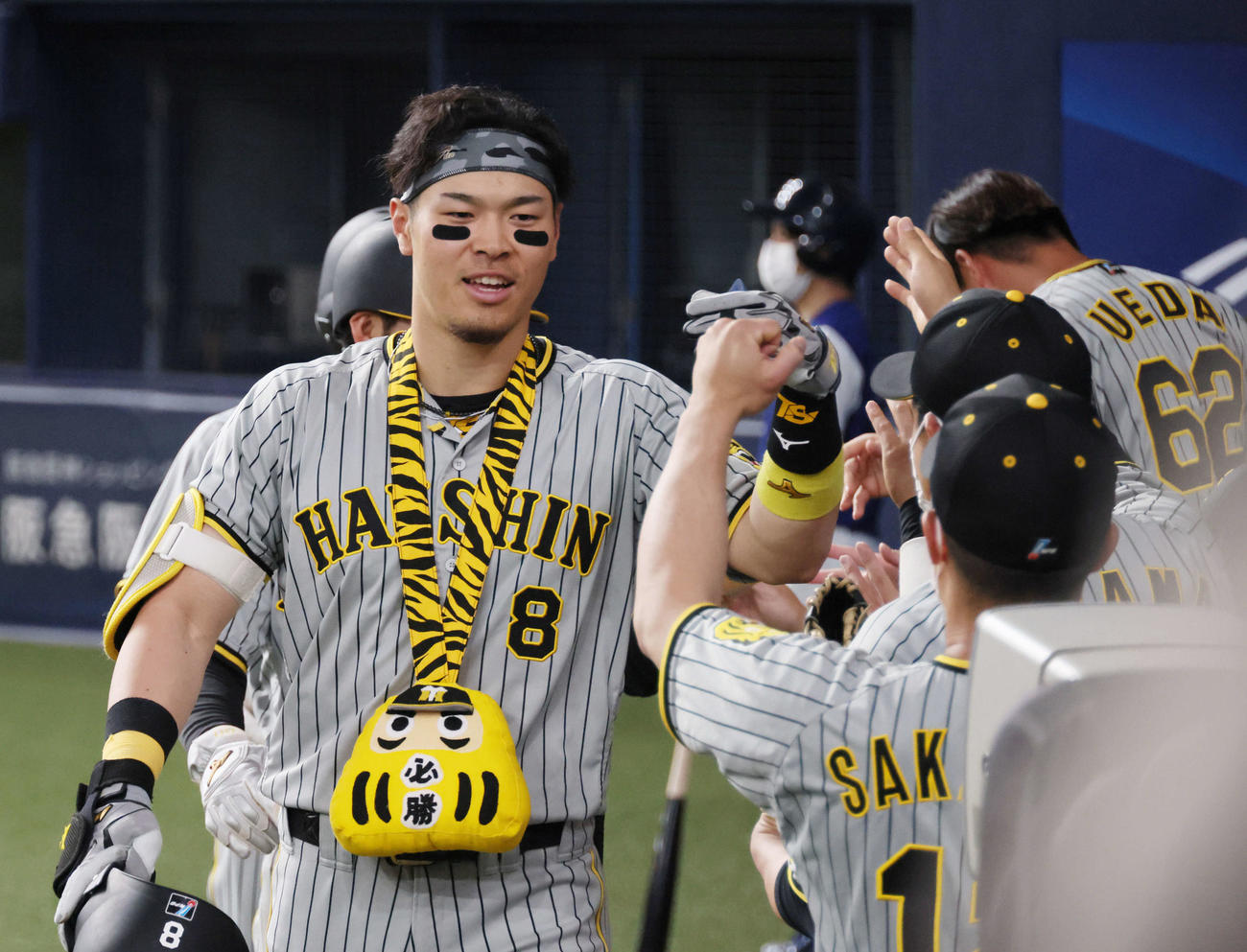 オリックス対阪神　9回表阪神1死一、二塁、右越え3点本塁打を放ち、ナインに迎えられる佐藤輝（撮影・加藤孝規）