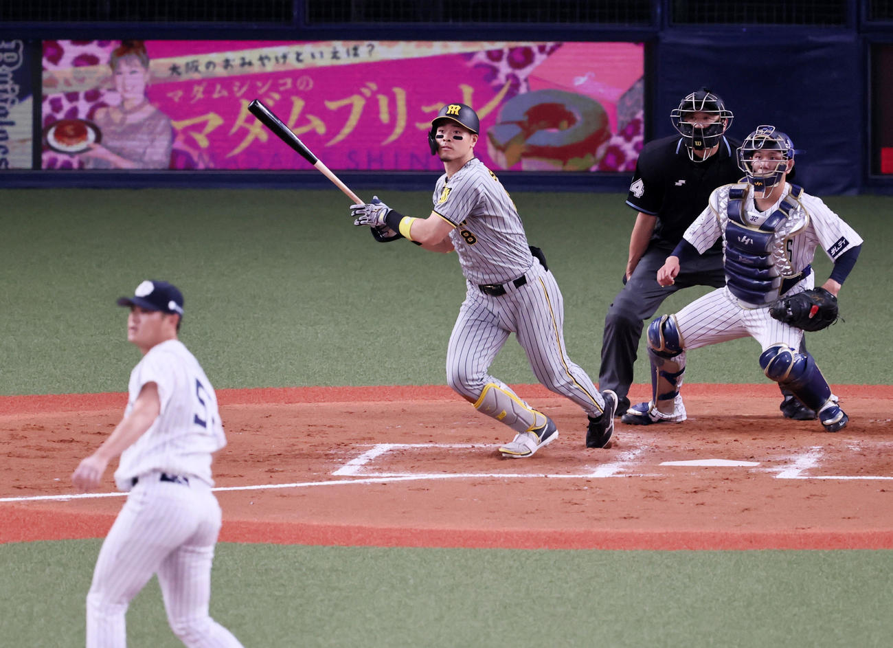 オリックス対阪神　7回表阪神1死一、二塁、佐藤輝は右越え2点適時二塁打を放つ。投手は山田（撮影・加藤哉）