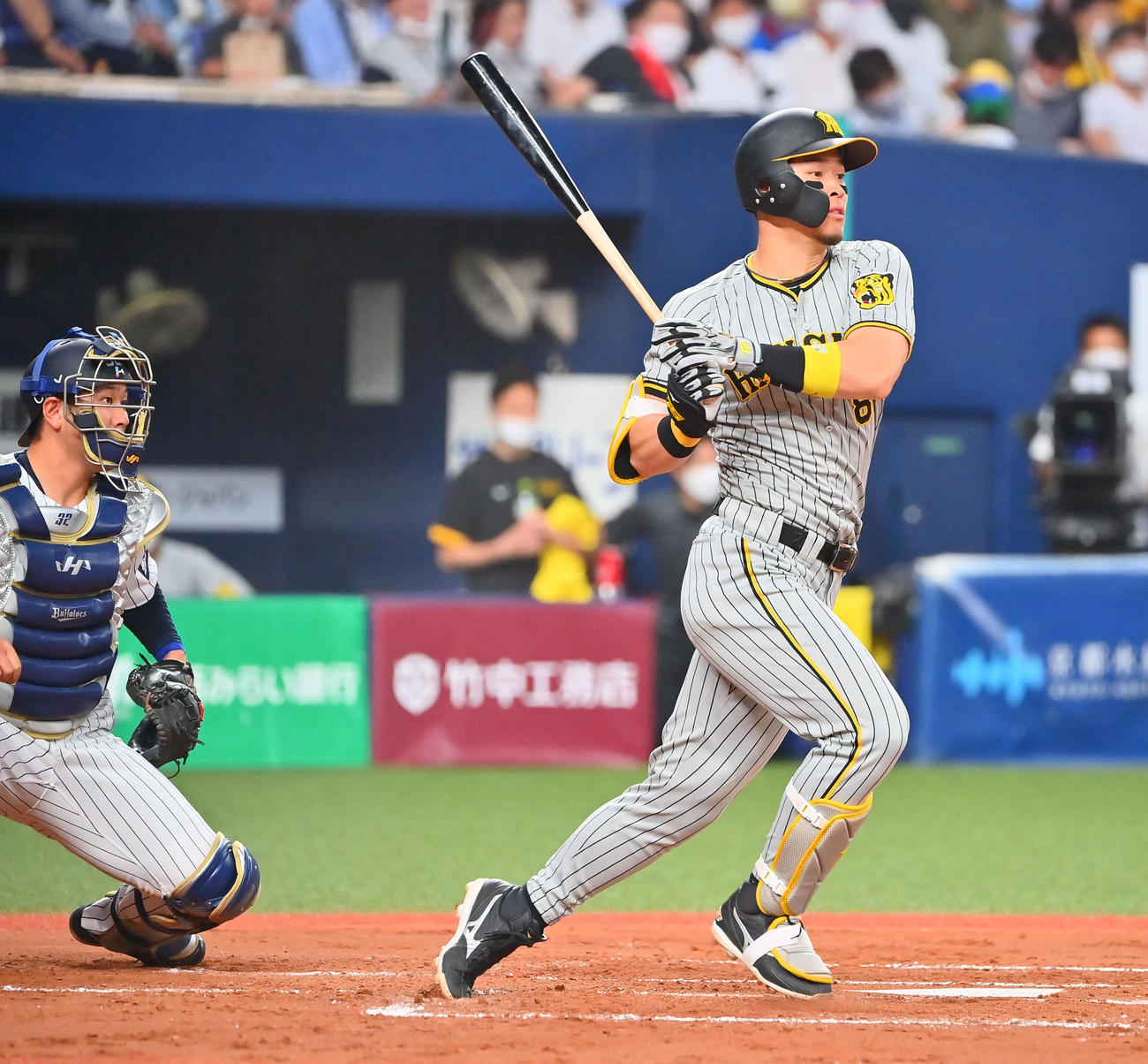 オリックス対阪神　3回表阪神2死一、二塁、右前適時打を放つ佐藤輝（撮影・和賀正仁）