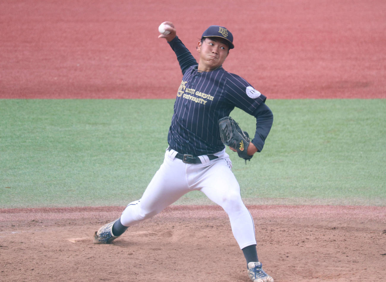首都大学野球1部2部入れ替え戦　帝京大対明学大　力投する明学大先発・佐藤幹投手（撮影・阿部泰斉）