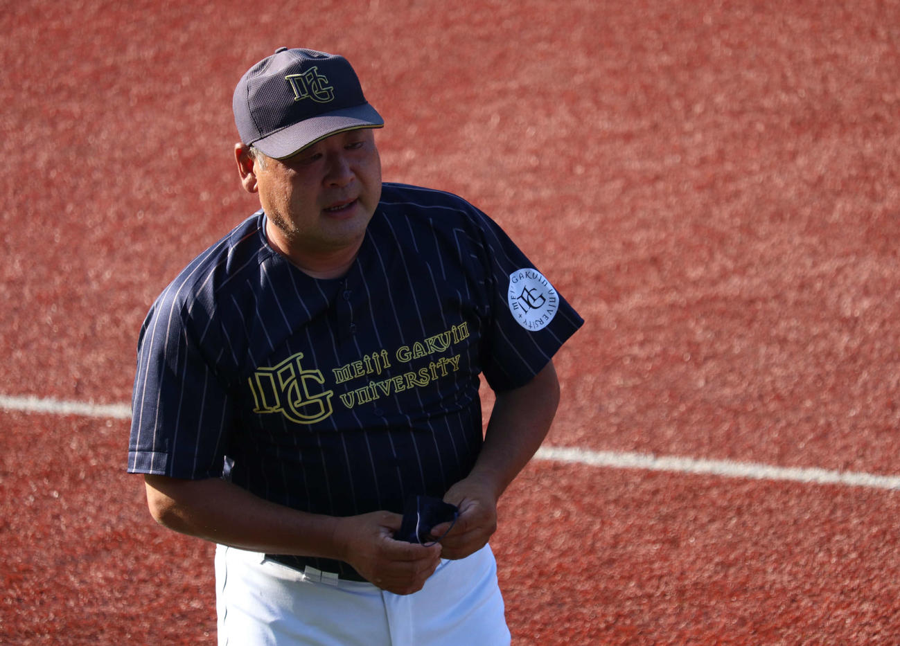 首都大学野球1部2部入れ替え戦　帝京大対明学大　胴上げ後、ほっとした表情をみせた明学大・金井信聡監督（撮影・阿部泰斉）