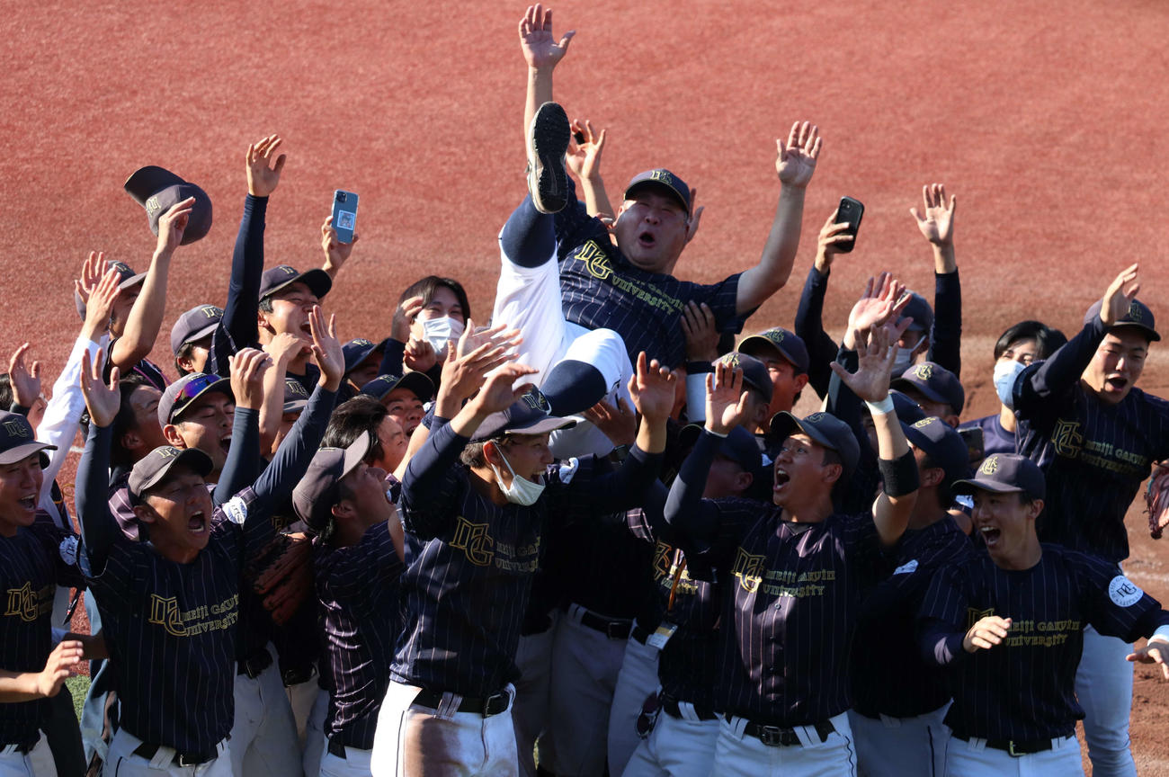 帝京大対明学大　1部昇格を決め、金井信聡監督（中央）を胴上げする明学大ナイン（撮影・阿部泰斉）