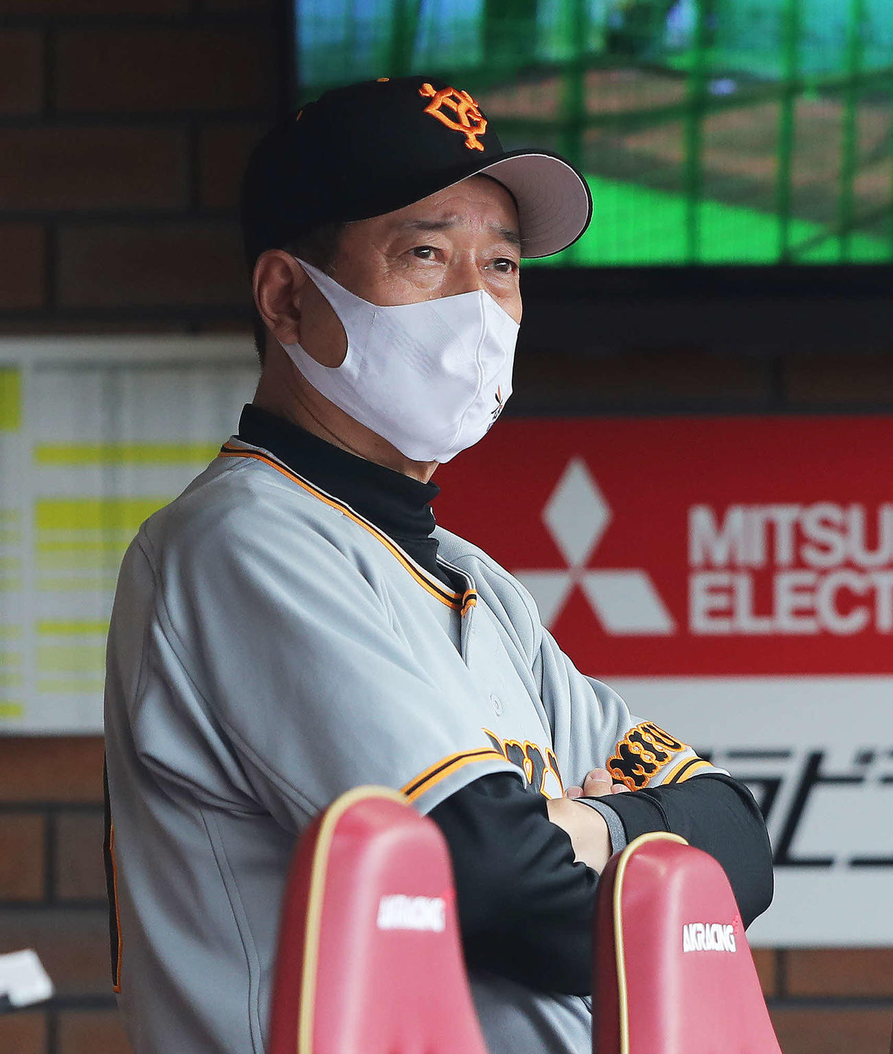 楽天対巨人　9回表、ベンチで険しい表情を浮かべる原監督（撮影・河田真司）