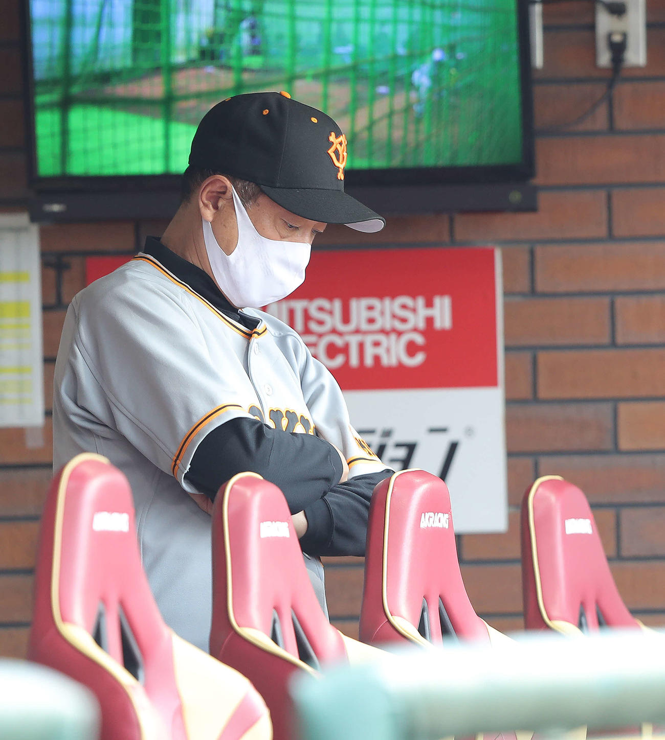 楽天対巨人　5回表、浮かない表情でうつむく原監督（撮影・河田真司）