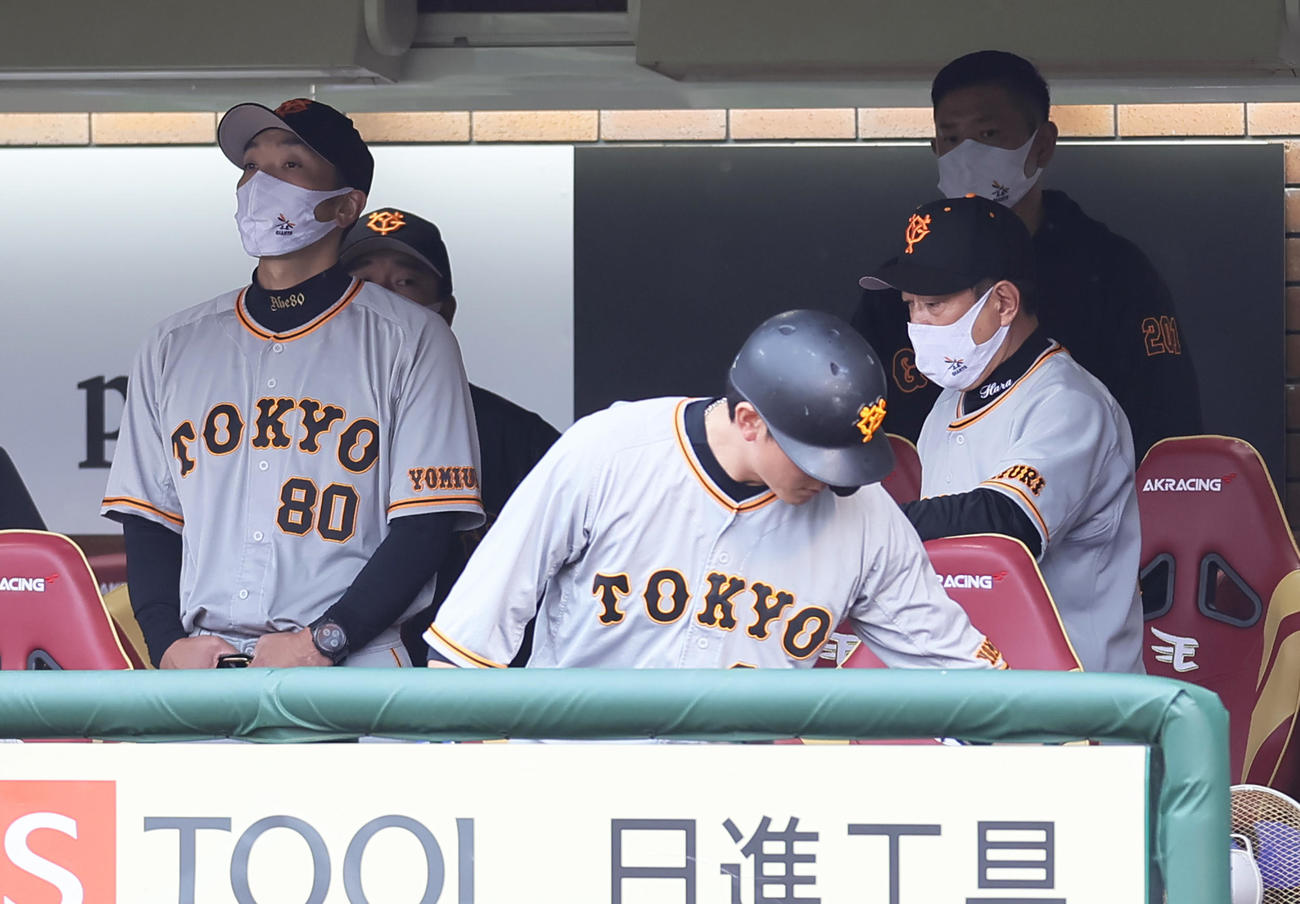 楽天対巨人　6回表巨人無死、代打小林（中央）は一邪飛に倒れベンチに戻る。右は原監督、左は阿部コーチ（撮影・足立雅史）
