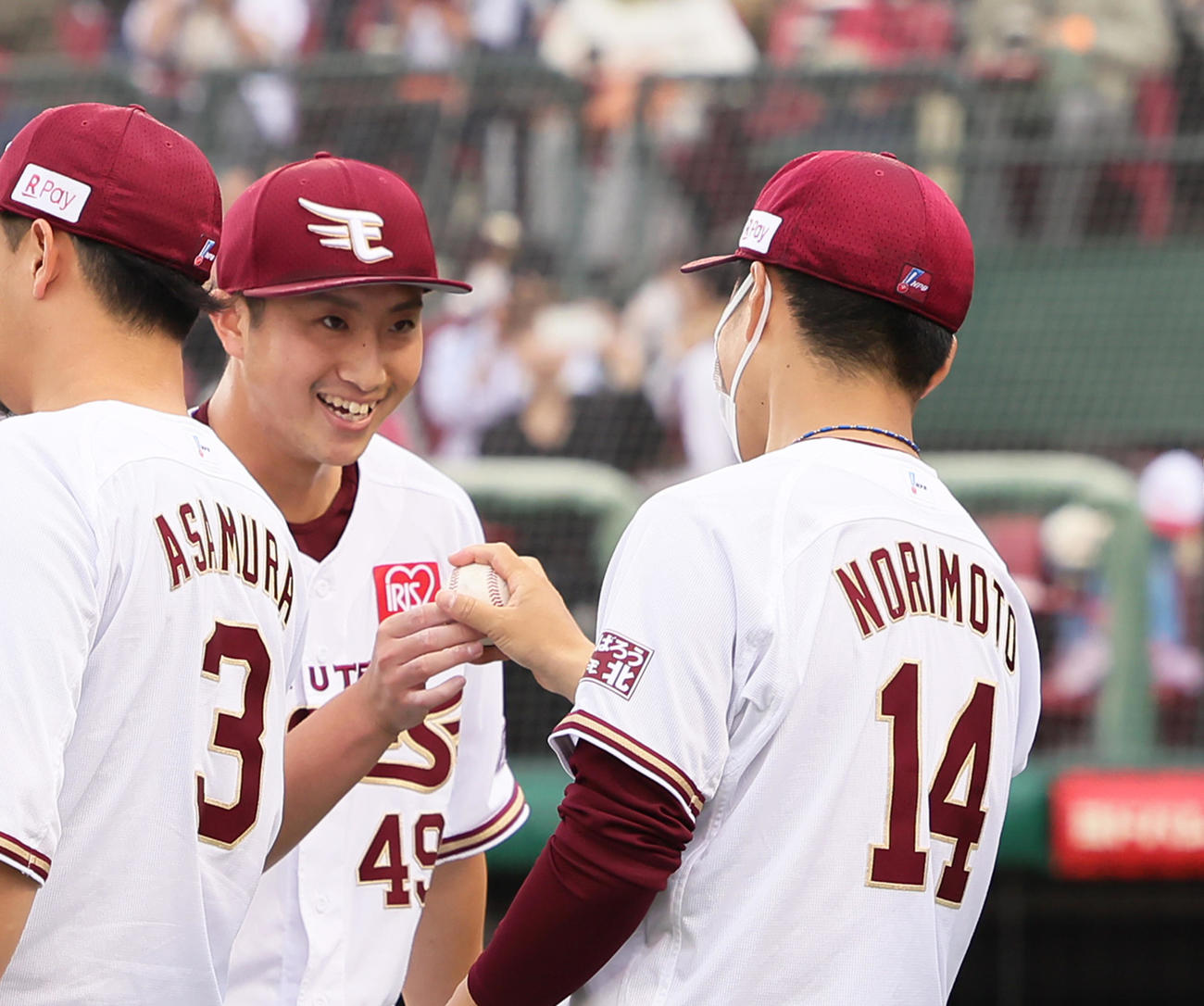楽天対巨人　楽天則本（右）はプロ通算100勝の勝利球を西垣から受け取る（撮影・足立雅史）