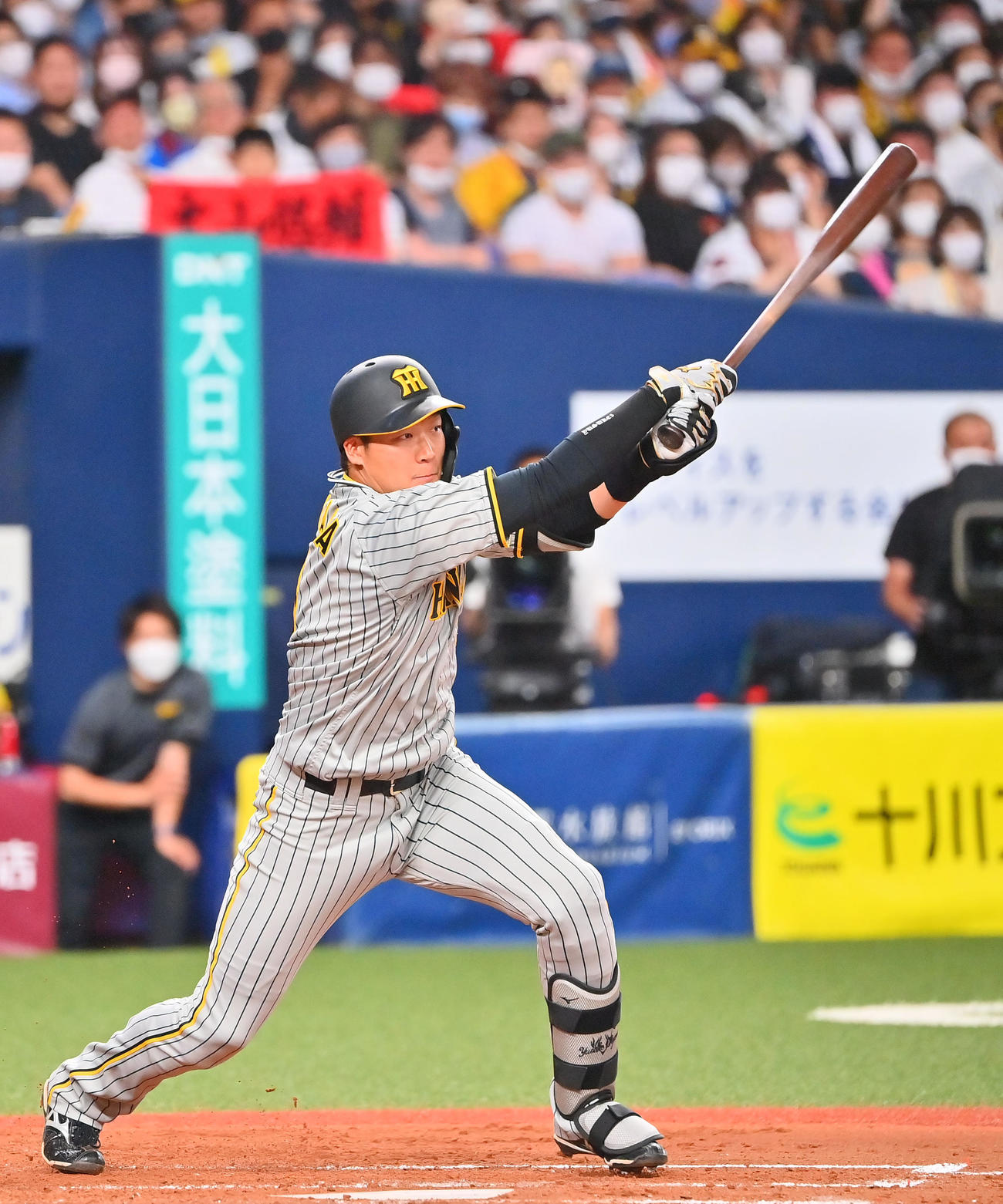 オリックス対阪神　5回表阪神2死満塁、右前に2点適時打を放つ大山（撮影・和賀正仁）