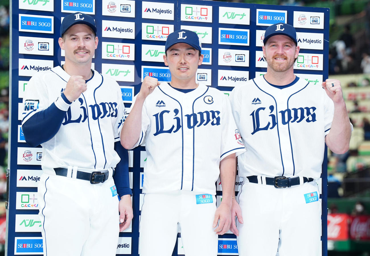広島に勝利しポーズをとる、左からオグレディ、源田、エンス（撮影・菅敏）