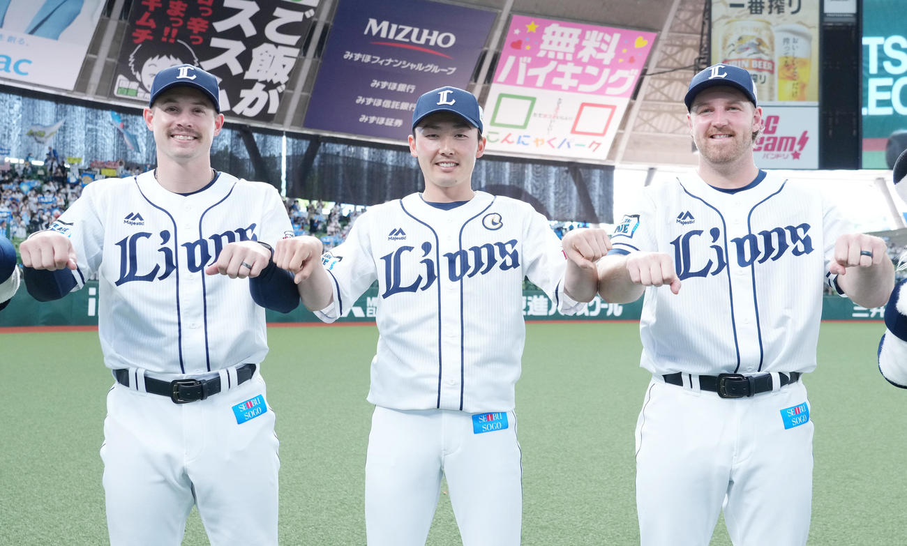 広島に勝利しポーズをとる、左からオグレディ、源田、エンス（撮影・菅敏）