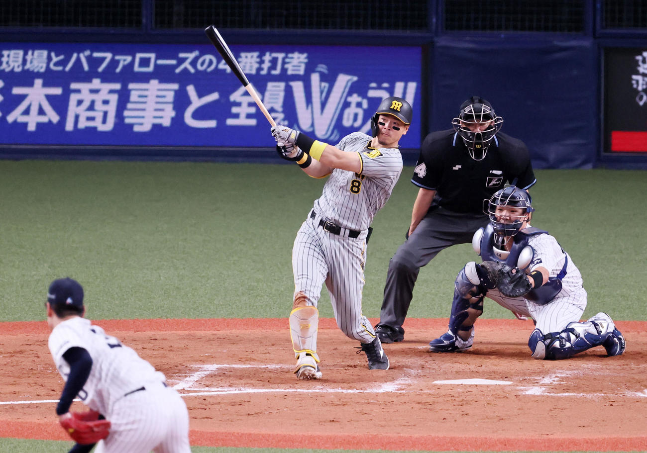オリックス対阪神　9回表阪神1死一、二塁、佐藤輝は右越え3点本塁打を放つ。投手はKー鈴木（撮影・加藤哉）