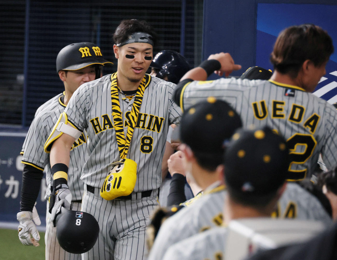 オリックス対阪神　9回表阪神1死一、二塁、右越え3点本塁打を放ち、ナインに迎えられる佐藤輝（撮影・加藤孝規）