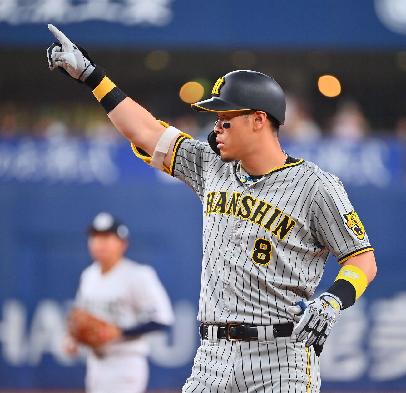 オリックス対阪神　3回表阪神2死一、二塁、右前適時打を放った佐藤輝はベンチに向かいポーズ（撮影・和賀正仁）