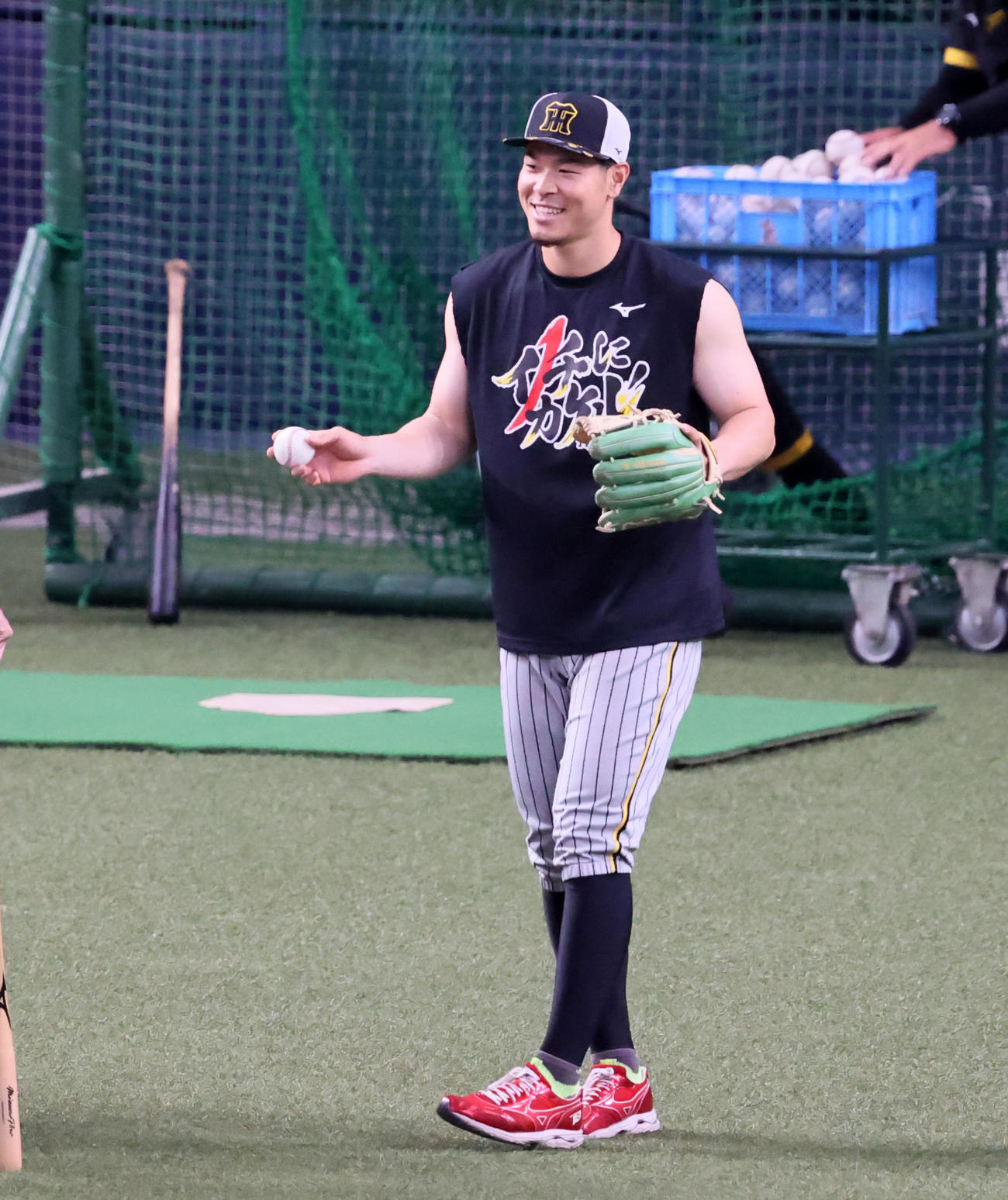 オリックス対阪神　袖口の短いシャツを着て練習する佐藤輝。まるで吉田正のよう？（撮影・加藤哉）