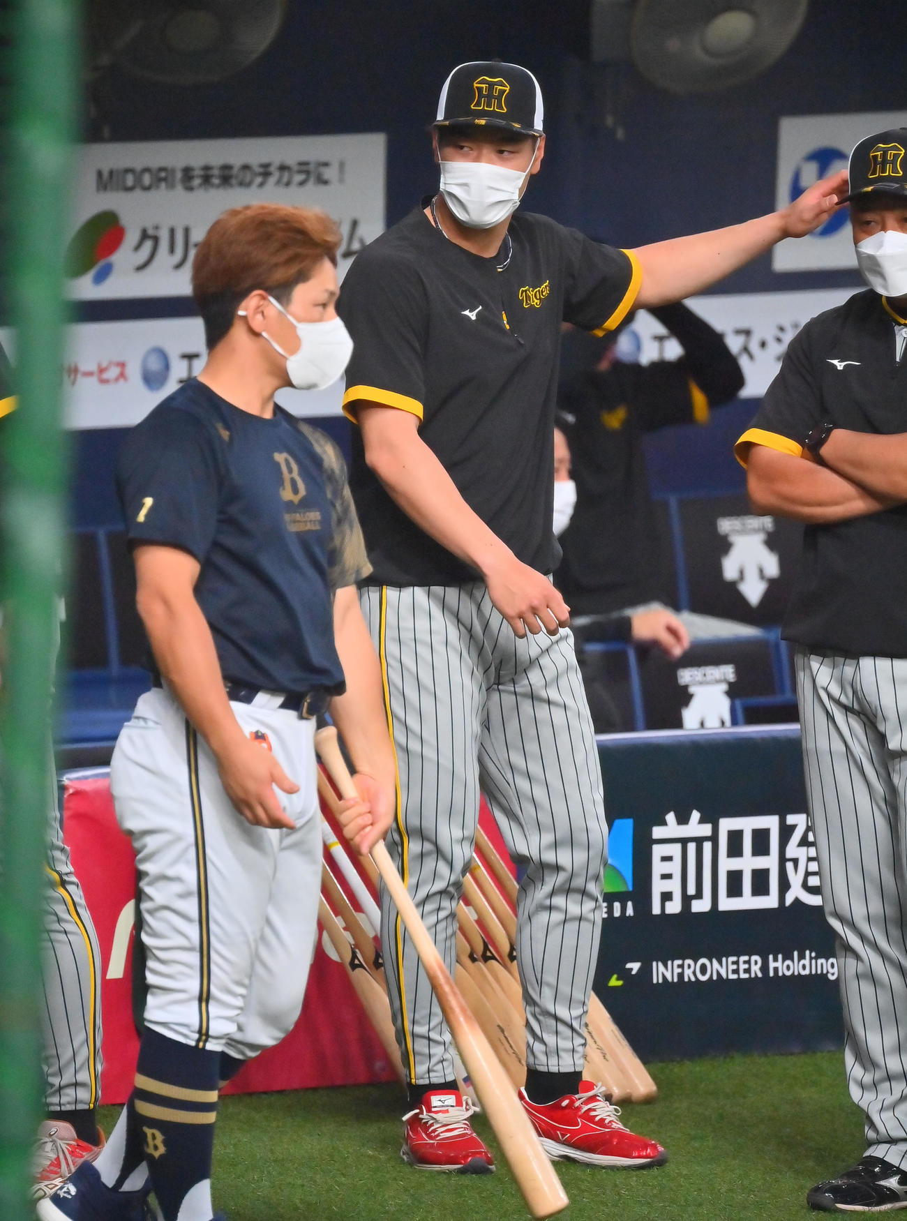 11日の試合前、オリックス吉田正（手前）の指導を受ける阪神佐藤輝