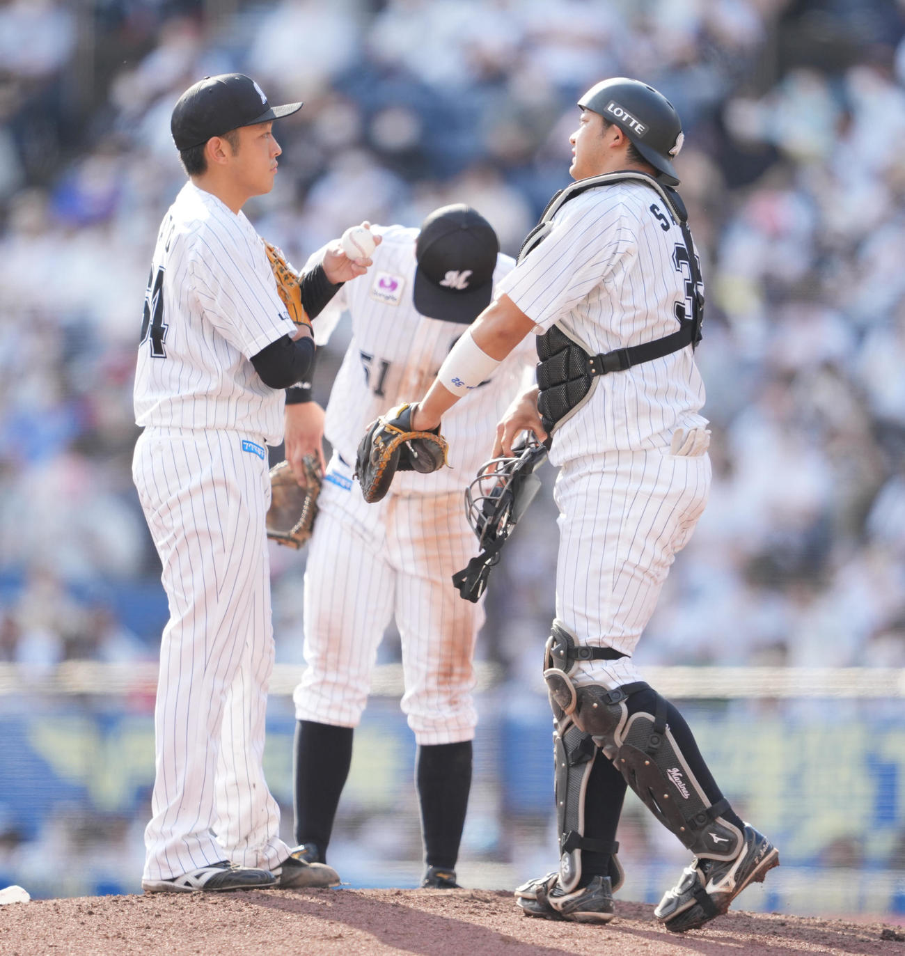 ロッテ対DeNA 6回表、マウンドで話すロッテ佐藤奨（左）と佐藤都（撮影・鈴木みどり）