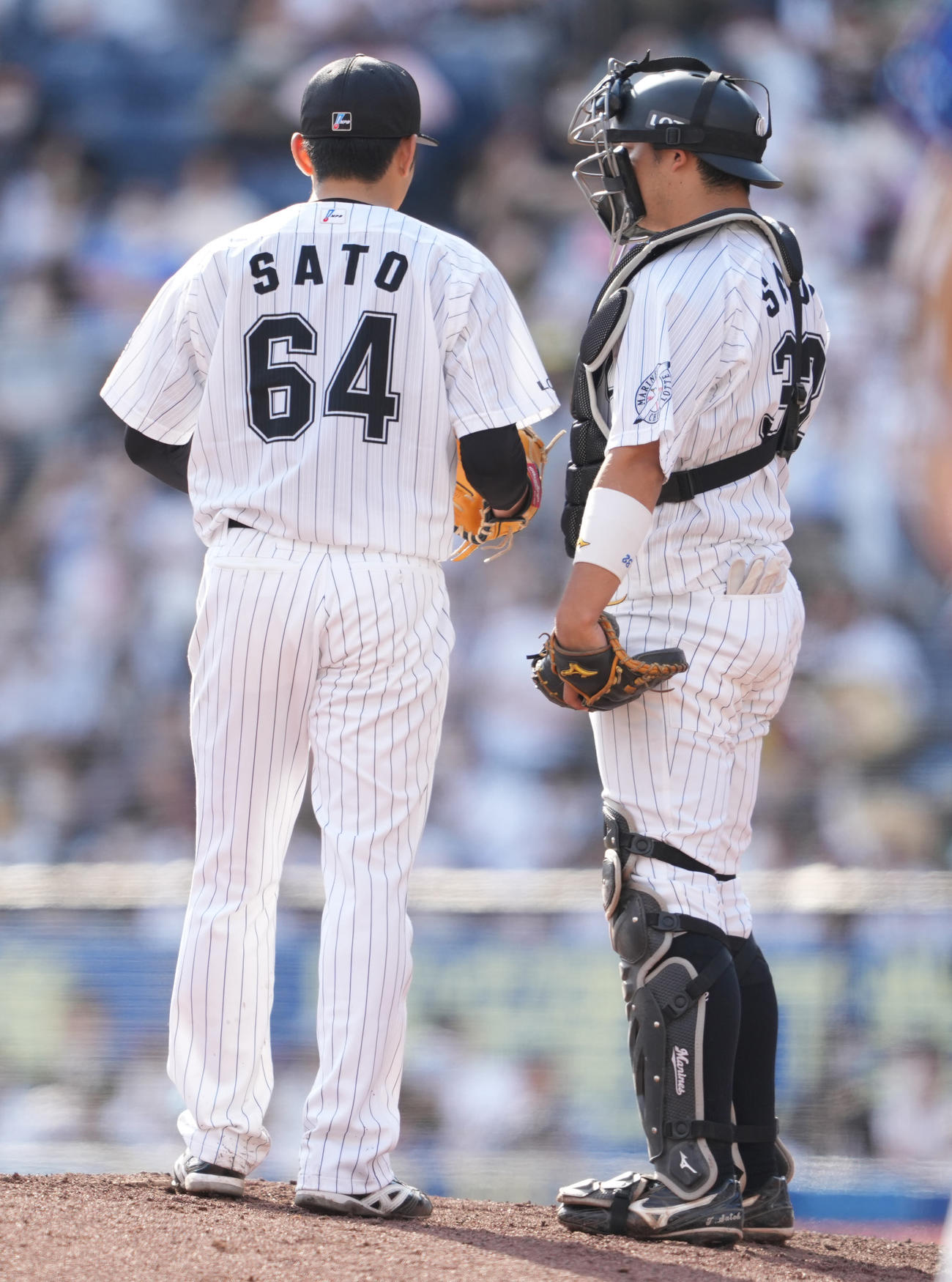 ロッテ対DeNA 6回表、マウンドで話すロッテ佐藤奨（左）と佐藤都（撮影・鈴木みどり）