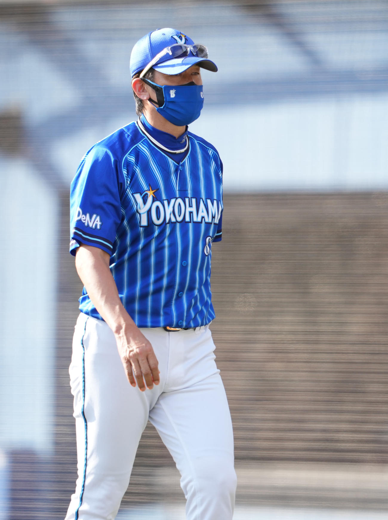 ロッテ対DeNA 6回裏途中で、先発石田の降板を告げベンチへ戻るDeNA三浦監督（撮影・鈴木みどり）