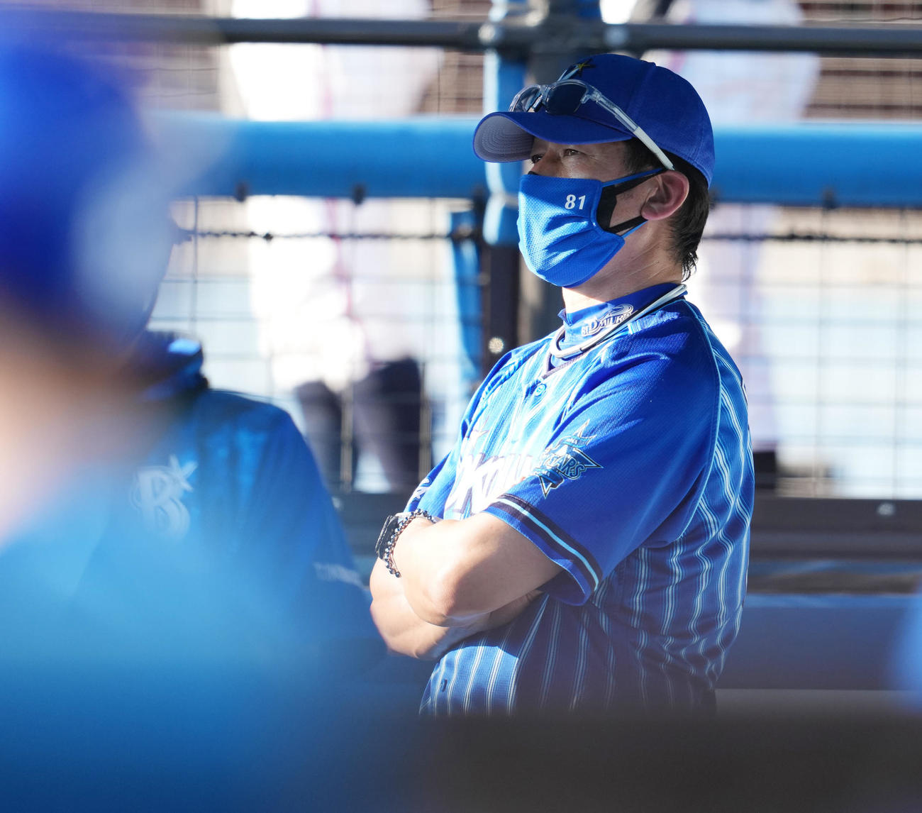ロッテ対DeNA　ベンチで浮かない表情のDeNA三浦監督（撮影・鈴木みどり）