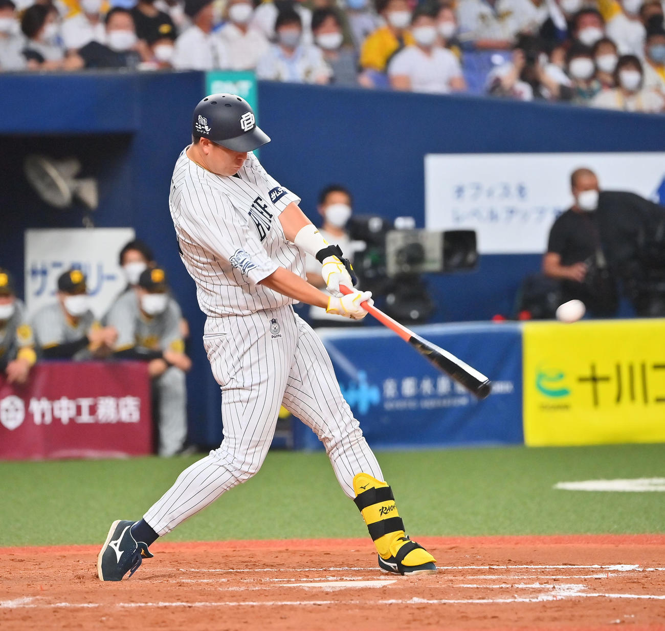 9回裏オリックス2死一塁、左越えに適時二塁打を放つ杉本（撮影・和賀正仁）