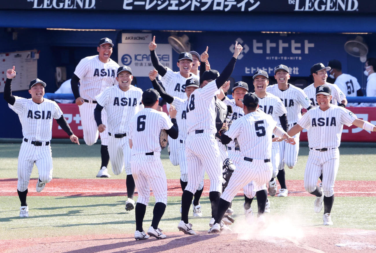 優勝を決め喜びマウンドに向かう亜大の選手たち（撮影・鈴木正人）