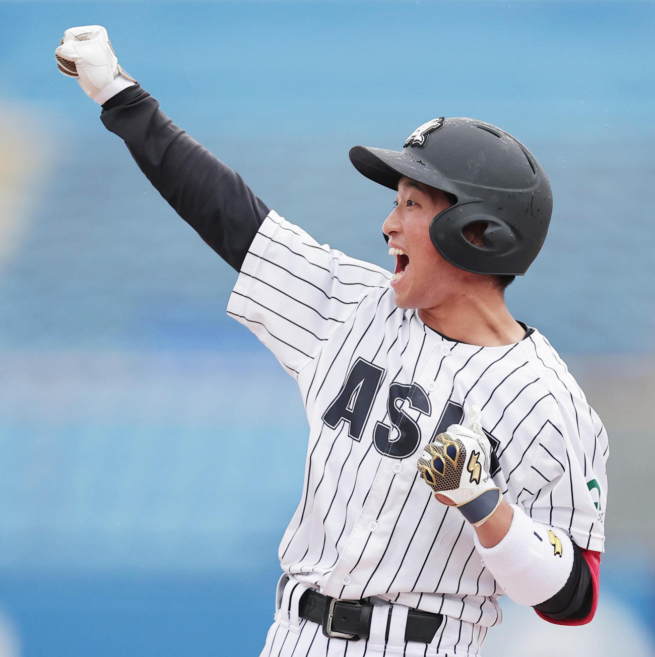 3回表亜大1死二、三塁、左前先制2点適時打を放ちベンチに向かってガッツポーズの田中幹（撮影・野上伸悟）
