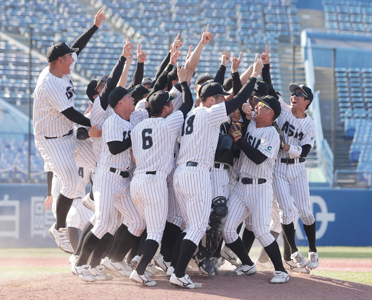 亜大対上武大　優勝し喜ぶ亜大の選手たち（撮影・野上伸悟）
