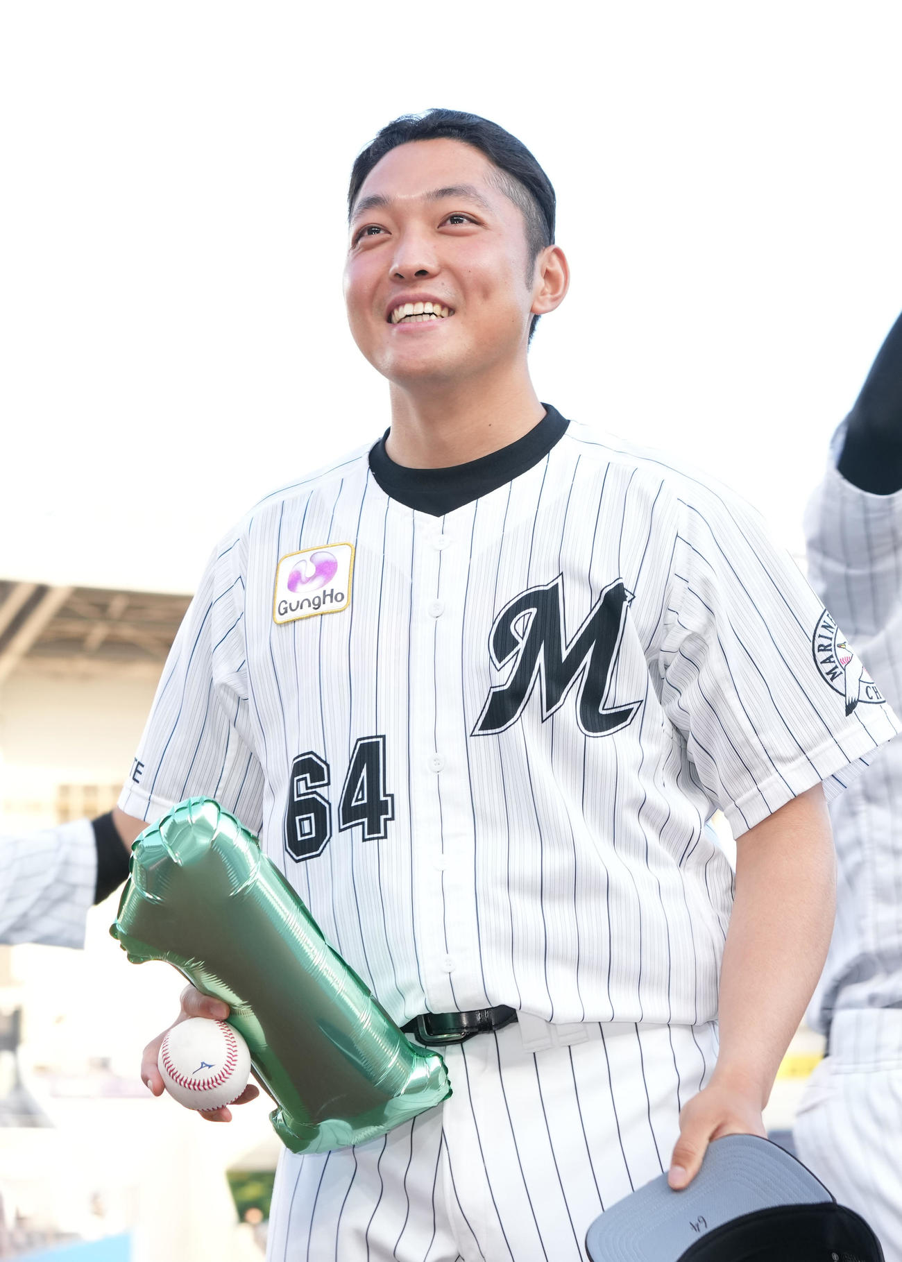 ロッテ対DeNA　プロ初勝利のロッテ佐藤奨はファンの声援に応える（撮影・鈴木みどり）
