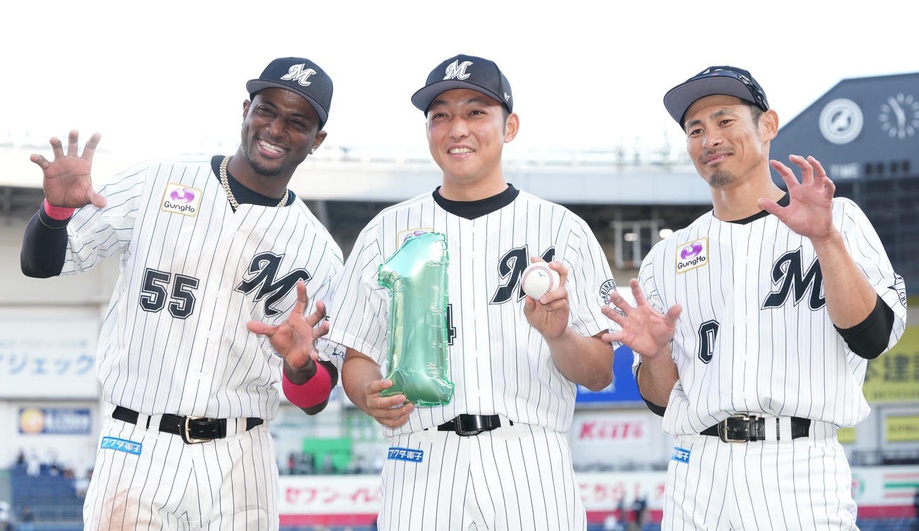 ロッテ対DeNA　プロ初勝利のロッテ佐藤奨（中央）はエチェバリア（左）、荻野と笑顔で記念撮影（撮影・鈴木みどり）