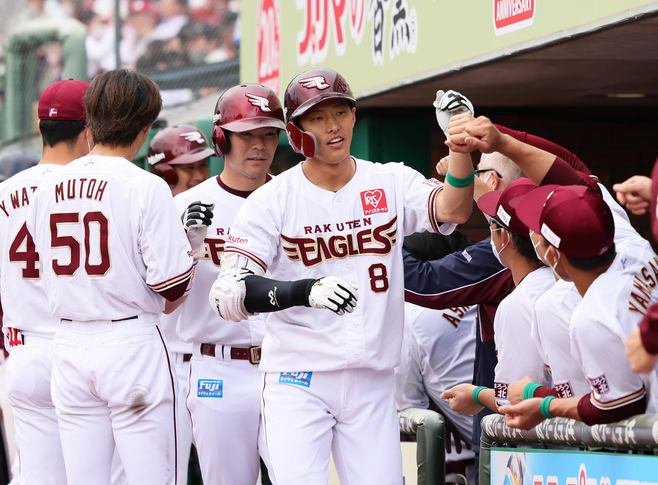 楽天対巨人　2回裏楽天2死一、二塁、辰己（中央右）は1イニング2本目となる3点本塁打を放ちタッチを交わす（撮影・足立雅史）