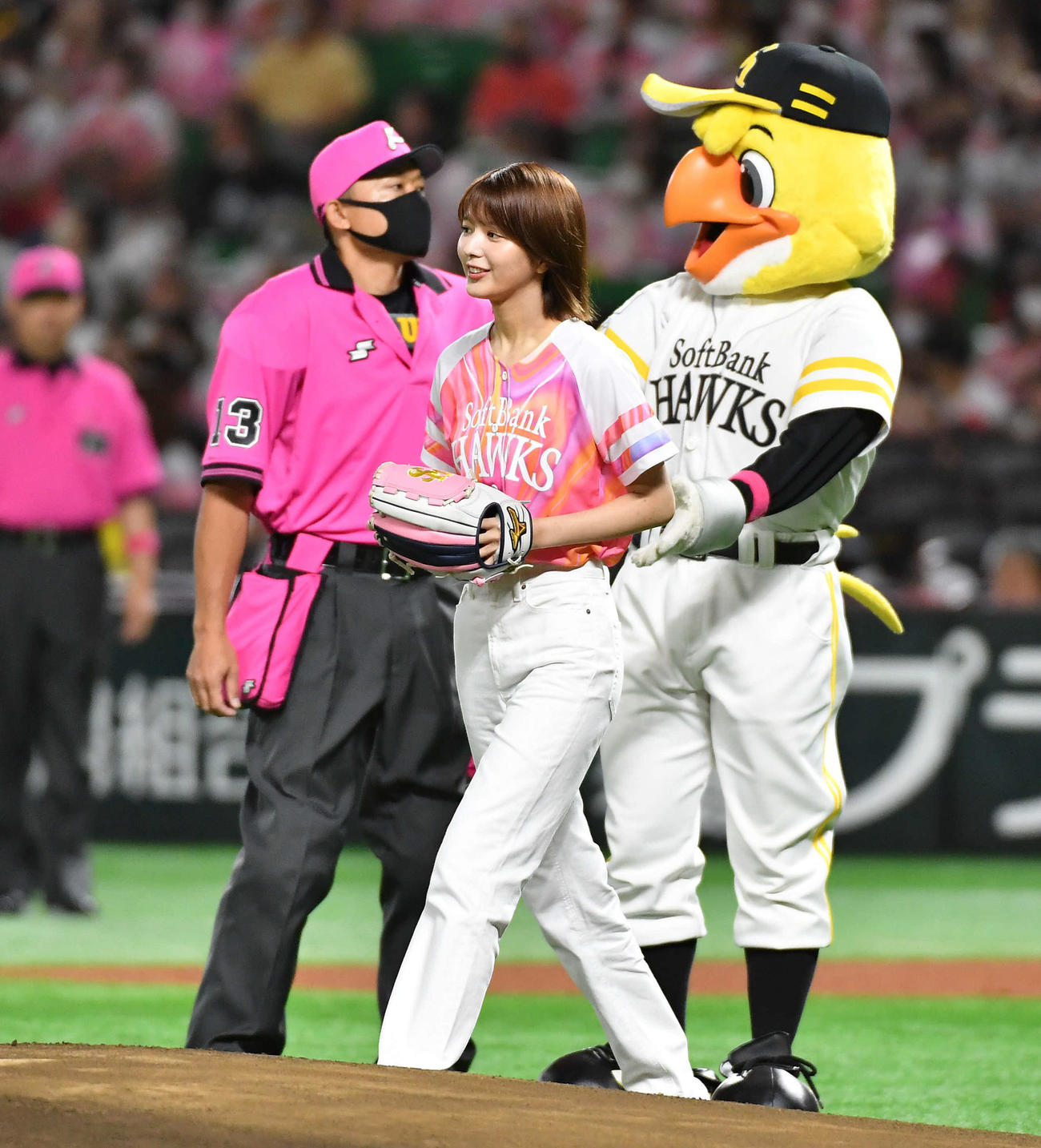 ソフトバンク対ヤクルト　始球式を務めた、櫻坂46の関有美子（撮影・岩下翔太）