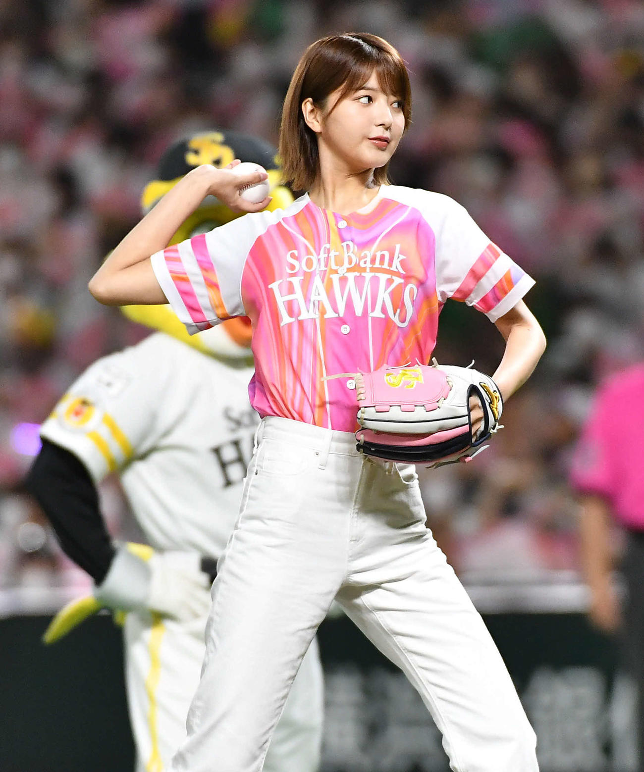 ソフトバンク対ヤクルト　始球式を務めた、櫻坂46の関有美子（撮影・岩下翔太）