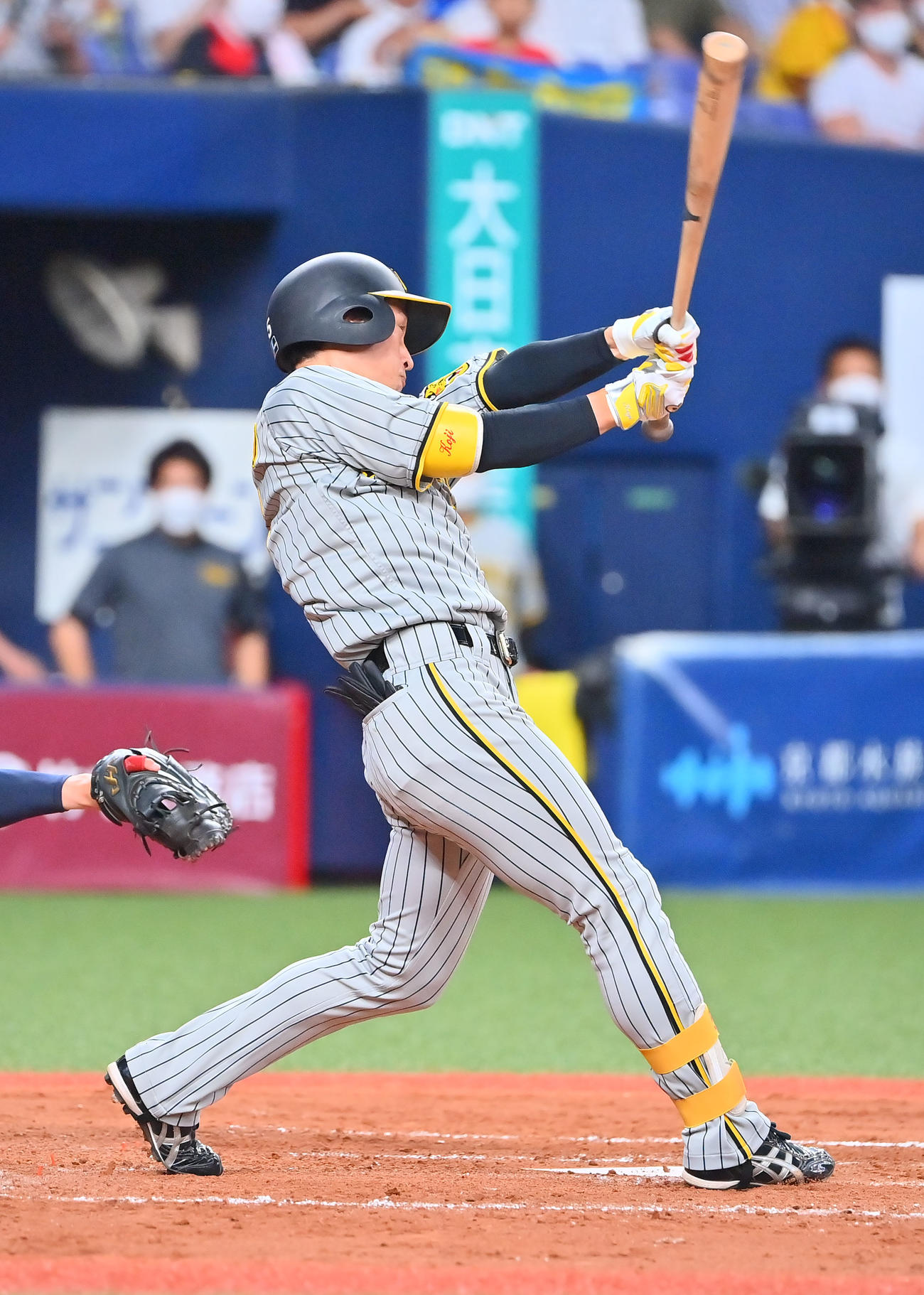 オリックス対阪神　5回表阪神2死一塁、左前打を放つ近本（撮影・和賀正仁）