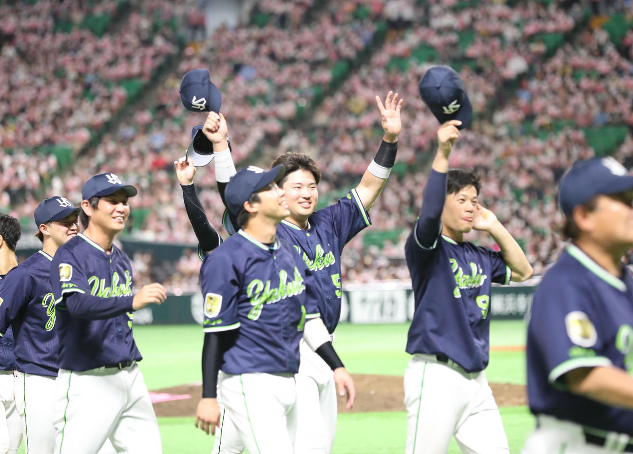 ソフトバンク対ヤクルト　交流戦優勝を決め笑顔で引き揚げる村上（中央）らヤクルトナイン（2022年6月11日撮影）
