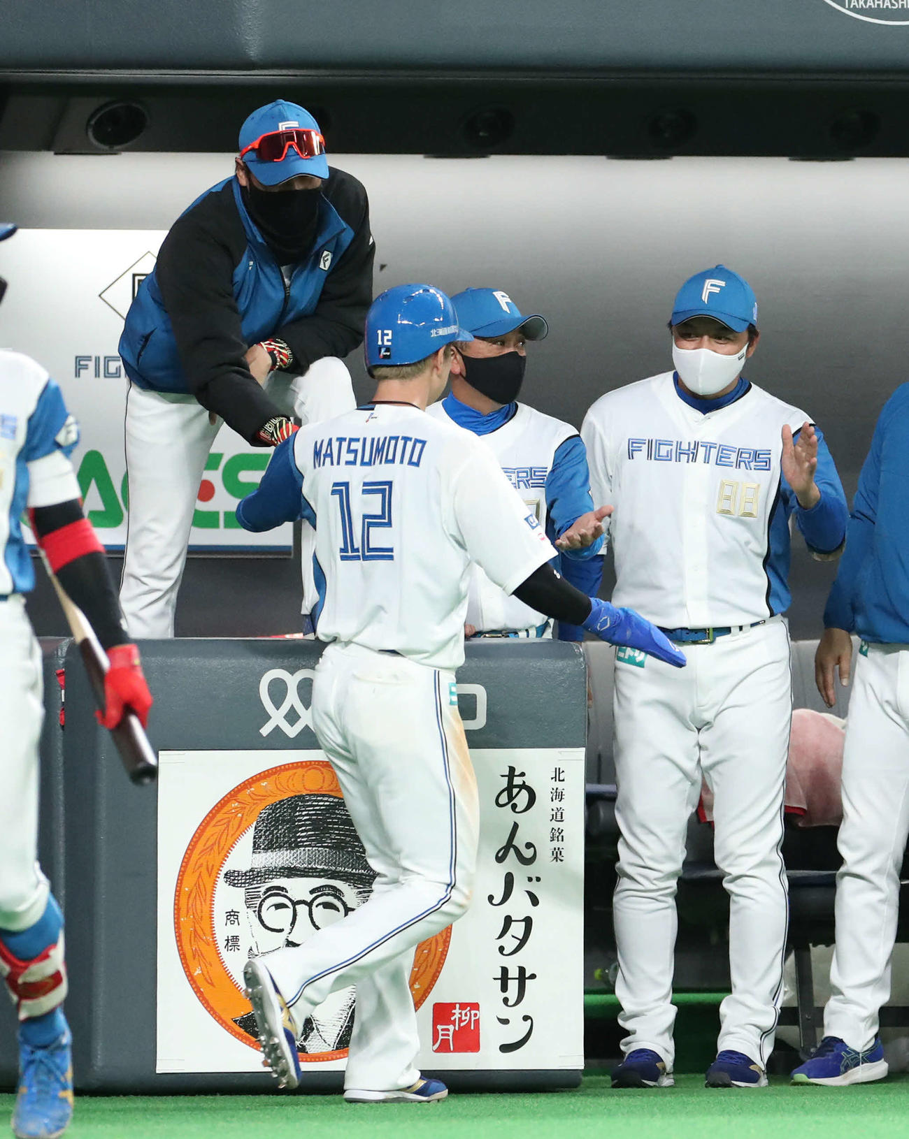 2022年6月12日中日戦で、生還した松本剛を出迎える新庄監督（左後方）