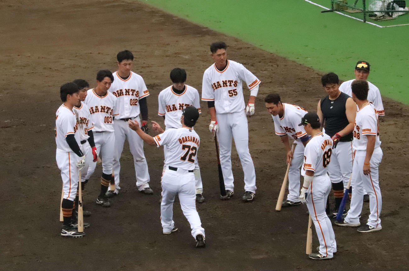 試合後、2軍の11選手を相手に“ガッツ塾”を開講した巨人小笠原2軍打撃コーチ（手前中央）（撮影・小早川宗一郎）